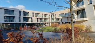 Het appartement (assistentiewoning) is gelegen op het vierde verdiep met een royaal terras. Indeling: Inkomhal met vestaire en apart toilet, zeer lichte woonkamer met open keuken en terras, twee grote bergingen, één ruime slaapkamer, badkamer met inloopdouche en toilet. Het appartement en gebouw is volledig rolstoeltoegankelijk.<br />U kan in de gemeenschappelijke ruimtes genieten van de fitness ruimte, sauna, salons, horeca zaak, fietsenberging, prachtige gemeenschappelijke tuin enz… Kortom wonen zonder zorgen in een prachtige moderne omgeving  dichtbij het centrum van Bornem. Dankzij zorg-wonen en de woonassistente ter plaatse kan u genieten van zorg op maat.<br />Voor alle vragen of een vrijblijvende rondleiding kan u ons steeds contacteren. Dit appartement kan aangekocht worden onder 12% BTW. Ook kan u genieten van een volledige vrijstelling van de grondbelasting.<br /><br />referentie: 4925