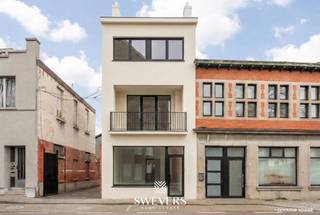 Interesse? Meer informatie op www.SWEVERS.be. - Tiensesteenweg 89 in Sint-Truiden is een ruime, karaktervolle halfopen bebouwing uit 1936 met...