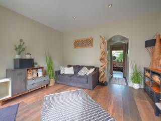 Century21ImmoNero stelt voor, deze bijzonder charmante "Coup de coeur" woning met een schitterende buitenruimte welke u onmiddellijk in vakantiesfeer brengt, uitstekend gelegen op wandelafstand van treinstation, centrum en scholen en met mooi zicht op de omgeving , omvattende: Eetplaats 16m²; Living19m², ingerichte keuken 15m², Wasplaats 13m², WC, tussenkamer 12m² en een bureau van 15m². Overdekt terras en zonnige buitenruimte bestaande uit 2 grote terrassen. Garage 5m x4.6m. Verdiep 1: 2 ruime slaapkamers en een badkamer met WC en een groot terras met schitterend vergezicht, Verdiep 3: wintersalon of dressing, Slaapkamer met en suite badkamer met bad en WC. Kelders met stookkelder, wijnkelder en berging. CV installatie op pellets, Elektriciteit is conform!Voor meer info : www.rowiesstraat8.be