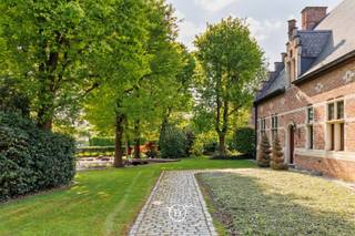 Cette villa majestueuse combine la grandeur classique avec une mise à jour élégante par Pieter Porters de House of Porters. Située dans le charmant Stevoort, à deux pas du centre de Hasselt.<br /><br />Avec une surface habitable généreuse d'environ 550 m², un cabinet privé entièrement équipé de 115 m² sur un terrain entièrement clôturé de 3 274 m², vous bénéficiez de la parfaite synergie entre la vie et le travail en toute intimité.<br />À l'intérieur, vous serez plongé dans un charme inégalé. Les matériaux de haute qualité récupérés dans des bâtiments historiques confèrent une atmosphère caractéristique et chaleureuse aux vastes espaces de vie.<br />De plus, vous bénéficiez de possibilités exceptionnelles grâce au cabinet privé que vous pouvez adapter et aménager selon vos besoins et vos souhaits.<br /><br />La maison est confortablement équipée de nombreux espaces de stationnement privés et pour la clientèle. De plus, il y a une cave spacieuse qui peut servir de stockage supplémentaire et un grenier à aménager selon vos souhaits.<br />L'excellente note EPC de 164 (label B), la présence de panneaux solaires et le statut sans amiante rendent cette villa particulièrement attrayante sur le plan énergétique.<br /><br />Une offre rare pour ceux qui recherchent une élégance intemporelle, le confort et la fonctionnalité, dans un environnement villageois chaleureux avec toutes les commodités à portée de main.