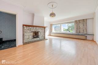 Op zoek naar een ruime woning met veel mogelijkheden, een garage, oprit en een ruime tuin? Deze bel-etagewoning in de Colmarstraat 41 te Sint-Niklaas biedt het allemaal! Op het gelijkvloers beschikt de woning over een inkomhal, een ruime garage, een praktische berging/wasplaats en toegang tot de tuin. Dankzij de oprit voor de woning is er bovendien extra parkeergelegenheid. De eerste verdieping omvat een grote living, een keuken, een badkamer en een terras met trap naar de tuin. De westgerichte tuin en het terras zorgen ervoor dat u heerlijk kunt genieten van de avondzon. Op de tweede verdieping bevinden zich twee ruime slaapkamers en een aparte sanitaire ruimte. De woning is voorzien van centrale verwarming op aardgas en de ramen zijn deels voorzien van dubbele beglazing. Een belangrijke troef: er is geen renovatieverplichting! De woning geniet een gunstige ligging in Sint-Niklaas, met een vlotte bereikbaarheid van het stadscentrum, winkels, scholen, openbaar vervoer en belangrijke verbindingswegen. Ideaal voor wie op zoek is naar ruimte, praktische parkeermogelijkheden en een woning met potentieel.
