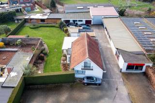 Cet entrepôt avec locaux d'habitation est situé dans la Immerseelstraat à Wommelgem, une rue secondaire de l'Autolei. La bretelle E313 se trouve...