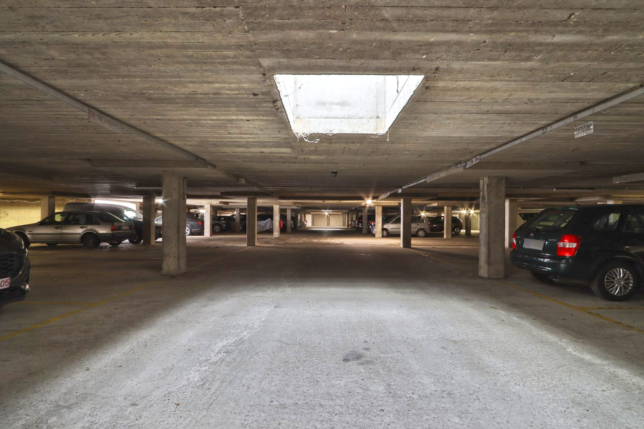 Verhuurde ondergrondse autostaanplaats in centrum Beveren - foto 1