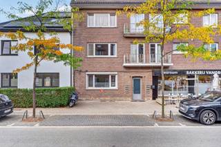 <p><strong>Gezellig 3-slaapkamerappartement in hartje Hasselt</strong></p>
<p>Op zoek naar een gezellig appartement met drie slaapkamers op een centrale locatie in Hasselt? Dit appartement combineert een praktische indeling met een uitstekende ligging, op wandelafstand van alles wat de stad te bieden heeft.</p>
<p>De woning beschikt over een aangename leefruimte, een functionele keuken, drie slaapkamers waarvan 1 kinderkamer. Het appartement biedt heel wat mogelijkheden voor wie op zoek is naar een comfortabel stadsappartement en deze eventueel naar eigen smaak wil moderniseren.</p>
<p>De ligging vormt zonder twijfel een belangrijke troef. Winkels, horeca, scholen, openbaar vervoer en het bruisende centrum van Hasselt bevinden zich allemaal in de onmiddellijke omgeving. Hierdoor is de wagen voor heel wat dagelijkse verplaatsingen overbodig. Als bewoner mag je gratis zo lang als je wilt parkeren in de buurt en jouw bezoekers hebben recht op een bezoekerskaart voor gratis parking.</p>
<p>Troeven:</p>
<ul>
<li>3 slaapkamers</li>
<li>Ruime en praktische indeling</li>
<li>Alle slaapkamers voorzien van vliegenramen</li>
<li>4 seizoenen ramen (warm in de winter, fris in de zomer)</li>
<li>ventilatie in de keuken</li>
<li>Vaatwasser</li>
<li>Grote slaapkamer is geluidsdicht geïsoleerd.</li>
<li>Nieuwe verwarmingsketel</li>
<li>Houten vloer geïsoleerd</li>
<li>Volledig conforme elektriciteitskeuring</li>
<li>Centrale ligging in Hasselt, 2 km van de autosnelweg</li>
<li>Winkels, restaurants en voorzieningen op wandelafstand</li>
<li>extra kelder berging</li>
</ul>
<p>Een ruim appartement op een toplocatie waar ruimte, bereikbaarheid en het stadsleven samenkomen. Maak snel een afspraak en ontdek zelf de mogelijkheden van dit appartement in het hart van Hasselt.</p>