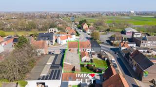 Ruime woning te Rijksweg met zijdelingse toegang naar het magazijn via de Stationsstraat; Indeling, stevig gebouwde woonst met 272 m²...