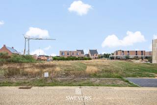 Voor meer info en foto’s, surf naar www.swevers.be – Deze zuidgerichte bouwgrond op Koopman lot 21 in Bree biedt een uitstekende basis. Het perceel heeft een oppervlakte van 3a 16ca, een breedte van 10,05 meter en een diepte van 28,34 meter. Dankzij de gunstige zuidoriëntatie geniet je van veel natuurlijk licht en zijn er mooie mogelijkheden voor een zonnige tuin en terras. Het perceel is geschikt voor halfopen bebouwing, onder voorbehoud van het verkrijgen van de nodige vergunningen. Zowel een moderne woning met plat dak als een landelijke woning met hellend dak behoort tot de mogelijkheden. De geldende verkavelingsvoorschriften zorgen voor een duidelijk kader en zijn beschikbaar via de downloadsectie. Ook de ligging is praktisch en gezinsvriendelijk. Een school bevindt zich op circa 700 meter, terwijl winkels en openbaar vervoer op ongeveer 500 meter liggen. Ontspanningsmogelijkheden vind je op ongeveer 1 kilometer. De dichtstbijzijnde snelwegen liggen op ruim 20 kilometer. Een interessante bouwgrond voor wie rustig wil wonen in Bree, met dagelijkse voorzieningen vlot bereikbaar. Voor meer informatie, bel 011 255 155.