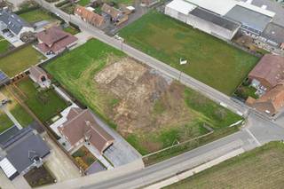 Bent u op zoek naar ruimte, privacy en de vrijheid om uw droomwoning te realiseren? Dit indrukwekkende hoekperceel van maar liefst 1.100 m² biedt...