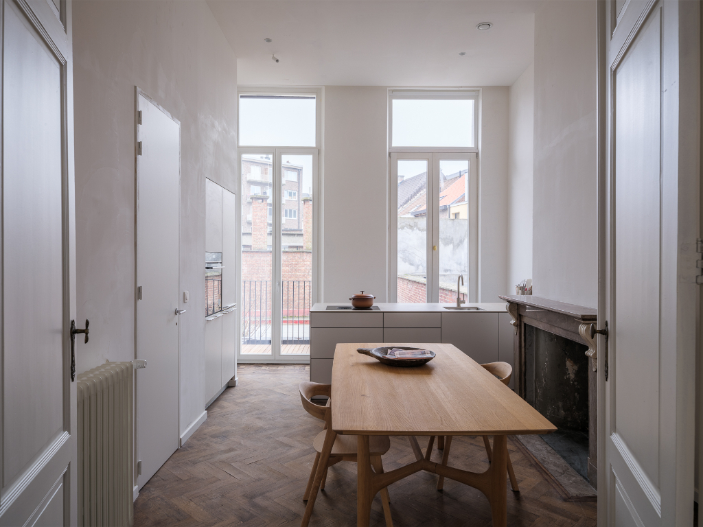 Gerenoveerd tweeslaapkamerappartement met zonnig terras in een voormalige herenwoning, nabij het historisch centrum van Gent. - photo 2