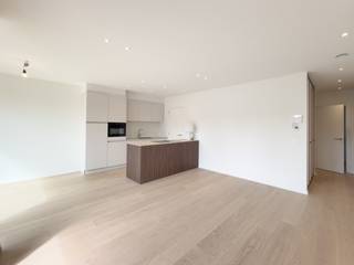 Schitterend nieuwbouwappartement met twee slaapkamers en een Zuidgericht overdekt terras gelegen op de eerste verdieping in de stijlvolle nieuwbouwresidentie "Maurice" vlakbij Duinenwater en het station van Knokke-Heist.<br /><br />Dit nieuw appartement werd luxueus afgewerkt, volledig geschilderd en voorzien van maatwerkkasten en omvat:<br />Inkomhal met gastentoilet, lichtrijke leefruimte met een gezellige zit- en eethoek, moderne open keuken voorzien van de nodige toestellen, berging en een overdekt Zuidgericht buitenterras. Verder zijn er 2 ruime slaapkamers, een mooi afgewerkte badkamer met inloopdouche en een tweede douchekamer. Mogelijkheid tot aankoop van een makkelijk toegankelijke autostaanplaats ( kabel voor elektrisch laden voorzien - € 65.000 ), bereikbaar via een autolift in de residentie. Verkoop onder stelsel van BTW.