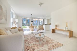 Hectaar realiseert een exclusief woonproject in Belsele, waar lot 07 en lot 08 deel uitmaken van een rustig en groen woonerf. Deze energiezuinige halfopen bebouwingen combineren comfort, duurzaamheid en een moderne architectuur. Bovendien hebben kopers de mogelijkheid om de afwerking volledig zelf te bepalen in samenspraak met onze partnerleveranciers, zodat de woning volledig afgestemd is op uw persoonlijke stijl en wensen.<br />Beide woningen beschikken over een vaste parkeerplaats/carport, centraal gelegen vooraan het woonerf.<br /><br /><strong>Indeling van de woning lot 07:</strong><br />Gelijkvloers: Inkomhal met gastentoilet, ruime berging, lichtrijke leefruimte met open keuken <br />Verdieping:  Nachthal met afzonderlijk toilet, drie volwaardige slaapkamers (15,60m² - 13,63m² - 12,75m²), ruime badkamer met ligbad, inloopdouche en dubbele lavabo<br />Zolder: Bereikbaar via zolderluik, extra ruimte met diverse mogelijkheden<br /><br /><strong>Duurzaam en comfortabel wonen</strong><br />- Energiezuinige bouw <br />- Zonnepanelen inbegrepen<br />- Vloerverwarming op het gelijkvloers<br />- Regenwaterput van 7.500L – aangesloten op toiletten, wasmachine en buitenkraan<br />- Gelegen in een groen woonerf – met rustige, autoluwe omgeving<br /><br />Bent u op zoek naar een energiezuinige, halfopen bebouwing met volledige inspraak in de afwerking? Ontdek de plannen op www.hectaar.be of neem contact met ons op voor meer informatie en een afspraak.