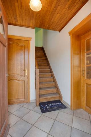 Deze woning is gelegen op de grens met Holsbeek en Kessel-Lo met een goede verbinding naar de autostrade.We betreden de woning via de inkomhal, deze...