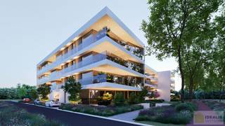 Welkom in dit fraaie appartement, waar het penthouse gevoel gecreëerd wordt door de 3 meter hoge plafonds. Bij binnenkomst treft u een nette inkomhal met een vestiaire en apart toilet. De gezellig ingedeelde leefruimte bestaat uit een mooie ruime keuken met eiland en bar, met aansluitend een eettafel, loungehoek en berging. De comfortabele loungehoek geeft drempelloos toegang tot het heerlijke zonovergoten terras waar u van zowel de ochtend als namiddag zon kunt genieten. Verder is er een mooie master bedroom, terwijl de tweede slaapkamer flexibel kan worden ingericht als extra slaapruimte of bureauruimte. Tot slot is er een mooie badkamer, uitgerust met een dubbel wastafelmeubel en een inloopdouche.<br />Dit appartement biedt een ideale mix van comfort, ruimte en zon!<br /><br />Grondaandeel: €61.200 + 12% (€7.344) registratierechten<br />Constructie: €315.344 + 21% (€66.222,24) BTW<br />Totaal € 450.110,24<br />*Incl. 1 ondergrondse staanplaats met 1 ondergrondse berging.<br /> 