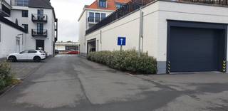 <strong>Autostaanplaats te huur in de nieuwbouwresidentie Promenade</strong>. Zeer gemakkelijk binnenrijden dankzij de brede in- en uitrit, ook voor sportwagens.... Elektrische gemeenschappelijke toegangspoort met afstandsbediening. Kom kijken en overtuig uzelf!<br /><br /><br /><br /><span><strong>Tehuurstelling onder voorwaarden; Zie www.more.be, "bijlagen" en onder voorbehoud van beschikbaarheid.</strong></span><br />