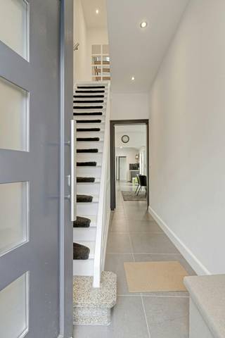 Belle maison civile entièrement rénovée située au cœur du centre animé de Roeselare, mais toujours dans une rue calme à sens unique. Situé à moins de 10 minutes à pied du centre, de la gare, des écoles et des commerces.Connexion facile aux routes d'entrée et de sortie et à l'E403Maison idéale pour les jeunes familles ou ceux qui recherchent le confort de leur foyer.Cette maison spacieuse comprend 5 chambres complètes, 2 salles de bains modernes, un garage intérieur, une cour privée fortifiée, un grenier de rangement et un sous-sol sec.Avantages supplémentaires :- toit entièrement neuf (tuiles et structure en bois)- 3 fenêtres à double vitrage avec volets automatiques- Porte de garage sectionnelle- Faible EPC - Label B- 5 980 wc de panneaux solaires- Peint professionnellement - Electricité conforme - Chaudière à condensation à haut rendement ATAG Cette propriété vous intéresse ?Planifiez votre visite via Dewaele.com !Le prix indiqué est un prix de départ.Vous pouvez consulter les conditions générales de Dewaele DIY sur dewaele.com.