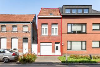 Volledig te renoveren woning met inpandige garage.Deze woning is gunstig gelegen in het dorpscentrum van Wijnegem, in de onmiddellijke nabijheid van...