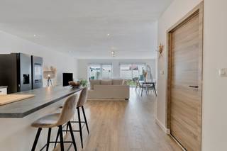 Prêt à vivre au cœur d'Overmere.<br /><br />Découvrez cette maison confortable et cool où les finitions modernes se marient à une atmosphère chaleureuse. <br /><br />Grâce à un label TOP EPC B, à 13 panneaux solaires et à la présence d'une batterie domestique, vous pouvez y bénéficier de très faibles coûts énergétiques. Ajoutez à cela de l'électricité certifiée et vous êtes prêt à 100 % pour un avenir durable.<br /><br />À l'intérieur, la maison offre tout le confort avec un grand espace de vie lumineux avec une cuisine ouverte, un local de rangement pratique pour les fournitures, un lave-linge et un sèche-linge et un garage intérieur. <br />Avec 3 grandes chambres aménagées et 2 salles de bains modernes (pratiquement séparées à l'étage et au rez-de-chaussée, équipées d'une douche à l'italienne et d'une baignoire), il y a beaucoup d'espace.<br /><br />À l'extérieur, vous découvrirez un jardin urbain frais et entièrement clos avec une terrasse. Avec quelques plantations supplémentaires, vous pouvez facilement transformer cet espace extérieur confortable en une véritable oasis de verdure de paix et d'intimité, en plein centre d'Overmere. <br /><br />Déballez simplement vos valises et profitez-en !<br /><br />Avantages :<br /><br />- Économe en énergie : étiquette EPC B + batterie domestique<br />- Conforme à l'électricité<br />- 3 grandes chambres et 2 salles de bain <br />- garage et rangement disponibles<br />- jardin urbain spacieux pouvant servir d'oasis de verdure<br /><br />Registre des mesures: non