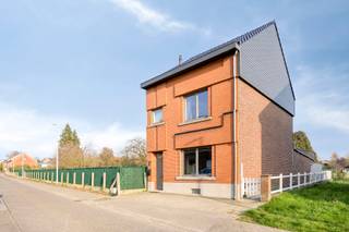 Achter de karaktervolle gevel van deze halfopen bebouwing schuilt een woning boordevol authentieke elementen en charme. Gelegen op een mooi...