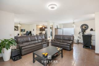 Voor meer info en foto’s, surf naar www.swevers.be – Op een toplocatie in Sint-Truiden, op een ruim perceel van 1.000 m², ligt deze charmante open bebouwing met heel wat potentieel. De woning, gebouwd in 1874, beschikt over een bewoonbare oppervlakte van ca. 98m² en werd reeds deels gerenoveerd. Zo vormt ze een ideale basis voor wie verder wil afwerken naar eigen smaak. Via de inkomhal bereikt u de ruime leefruimte van ca. 56 m², waar woonkamer, eetplaats en keuken naadloos in elkaar overvloeien. Dankzij de open indeling en aangename lichtinval vormt dit het gezellige hart van de woning. De badkamer en het gastentoilet zijn vlot bereikbaar. Vanop het gelijkvloers leidt een vaste trap naar de zolderverdieping. Op de verdieping bevindt zich reeds één slaapkamer van ca. 9 m Het resterend gedeelte van de zolderverdieping werd nog niet verder afgewerkt en biedt de mogelijkheid om eenvoudig twee extra slaapkamers, een hobbyruimte of een thuisbureau te creëren. Buiten geniet u van een oostgericht perceel waar tuinliefhebbers alle ruimte hebben om een prachtige tuin of meerdere gezellige zithoeken aan te leggen. De aanwezige stallingen vormen een extra troef en zijn ideaal als berging, stockageruimte of opslag voor fietsen en tuinmateriaal. De rustige, groene ligging wordt perfect gecombineerd met een vlotte bereikbaarheid. Openbaar vervoer ligt op slechts 100 meter, restaurants op 250 meter, winkels op 800 meter, scholen op 2,5 kilometer en de op- en afrit van de snelweg op slechts 2 kilometer. Bent u op zoek naar een karaktervolle woning met uitbreidingsmogelijkheden, een ruim perceel en een uitstekende ligging? Dan is dit een unieke kans. Voor meer informatie, bel 011 255 155. Bron bewoonbare oppervlakte: EPC – verslag. Dit pand is onderworpen aan de renovatieverplichting van de Vlaamse overheid voor residentiële gebouwen (behoudens bij sloop binnen 5 jaar na de aankoop). Consulteer voor meer informatie de website van het Vlaams Energie- en Klimaatagentschap via https://www.vlaanderen.be/een-huis-of-appartement-kopen/renovatieverplichting-voor-residentiele-gebouwen.