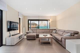 Deze moderne woning uit 2008 biedt een comfortabele leefomgeving met veel lichtinval en een praktische indeling. De ligging in een woonkern,...