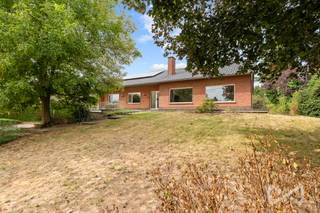 <p>Op zoek naar een woning waar je je vanaf dag één thuis voelt en de grote werken reeds achter de rug zijn? Dan is deze woning aan de Jeugdstraat 18 in Paal zeker het ontdekken waard.</p>
<p>Gelegen in een rustige, doodlopende straat, vlakbij het centrum van Paal-Beringen en op slechts enkele minuten van de autosnelweg, geniet je hier van een aangename combinatie van rust en bereikbaarheid.</p>
<p>Deze woning uit 1978 werd in 2024 grondig aangepakt en kreeg daarbij een stevige energetische upgrade. Zo werd het dak vernieuwd, werd er vloerverwarming geplaatst en kwamen er maar liefst 5.900 Wp aan zonnepanelen bij. Bovendien werd de woning voorbereid om op termijn volledig met een warmtepomp verwarmd te worden.</p>
<p>Binnen valt meteen het warme en huiselijke gevoel op. De grote raampartijen zorgen voor veel natuurlijk licht en geven de leefruimtes een aangename uitstraling. De vernieuwde keuken vormt daarbij een echte blikvanger en is een heerlijke plek om samen te koken en te genieten. De badkamer en het toilet wachten nog op een persoonlijke invulling.</p>
<p>De woning beschikt over 3 slaapkamers en is volledig onderkelderd op straatniveau. De bijzonder ruime kelder biedt enorm veel mogelijkheden voor stockage, hobby's, een werkruimte of andere invullingen.</p>
<p>Ook buiten is het heerlijk thuiskomen. De tuin biedt opvallend veel privacy en vormt een rustige plek om te genieten van lange zomeravonden. Daarnaast beschikt de woning over een bijzonder ruime berging, ideaal voor de was-en droogmachine en alles waarvoor je in huis liever geen plaats maakt.</p>
<p>Momenteel behaalt de woning een knap EPC-label B, waardoor er geen renovatieverplichting geldt. Met enkele gerichte ingrepen kan dit nog verder verbeterd worden. De woning is bovendien volledig asbestveilig en beschikt over een regenwaterput van minstens 10.000 liter.</p>
<p>Een warme, karaktervolle woning waar al bijzonder veel werd geïnvesteerd en waar je vooral nog je eigen verhaal aan hoeft toe te voegen.</p>
<p>Jeugdstraat 18 – 3583 Paal-Beringen</p>
<p>Interesse of een bezoek plannen? <strong>Contacteer Niels – 0488 33 81 47</strong>.</p>
<p><strong>We Invest Demervallei 🦋</strong><br /><em>Vastgoed Anders Bekeken</em></p>