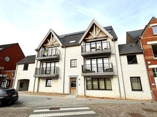 Duplex appartement in een recente kleinschalige residentie in de dorpskern van Zingem gelegen op de tweede en derde verdieping.Omvattende leefruimte,...