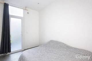 Appartement ce situant au rez-de-chaussée prêt à être emménager, doté d'une agréable terrasse.<br />En entrant dans l'appartement, vous accédez au salon lumineux (20 m²), avec cuisine ouverte équipée. La cuisine est dotée d'un four à micro-ondes, d'une plaque de cuisson vitrocéramique et d'un four, et un plan de travail en pierre bleue.<br />À l'arrière de l'appartement se trouve la chambre (9 m²), qui offre un accès direct à la cour intérieure agréable. Vous trouverez ensuite la salle de bains, équipée d'une baignoire, d'un double vasque et d'un raccordement pour une machine à laver.<br />L'appartement dispose également de toilettes séparées et d'une cave pratique.
