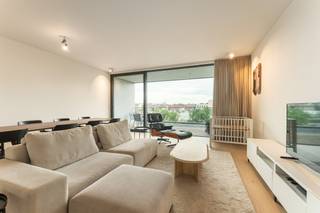 Op een absolute toplocatie langs de Leie bevindt zich dit luxueuze appartement van 111m² op de tweede verdieping van de prestigieuze Residentie Senzafine. Met een prachtig uitzicht op het water, een hoogwaardige afwerking en een uitstekende energieprestatie (EPC-label A) geniet u hier van een unieke combinatie van comfort, rust en stadsleven.<br /><br />De ruime leefruimte baadt in het natuurlijke licht dankzij de grote raampartijen en biedt een schitterend, blijvend zicht op de Leie. De open, volledig uitgeruste keuken sluit naadloos aan op de leefruimte en vormt samen met het aangename terras de ideale plek om te ontspannen of gasten te ontvangen.<br />Verder beschikt het appartement over twee volwaardige slaapkamers, een stijlvolle badkamer met inloopdouche en ligbad, een apart gastentoilet en twee praktische bergingen. Elk detail werd zorgvuldig uitgewerkt met oog voor kwaliteit en wooncomfort.Een extra troef is de ruime dubbele garage, die voldoende plaats biedt voor twee wagens en bijkomende bergruimte.<br /><br />Residentie Senzafine staat bekend om haar tijdloze architectuur, de prachtig aangelegde binnentuin en haar uitzonderlijke ligging op wandelafstand van het historische centrum van Kortrijk. Winkels, restaurants, openbaar vervoer en recreatiemogelijkheden bevinden zich binnen handbereik, terwijl u thuis geniet van de rust en het unieke uitzicht over de Leie.<br />Maandelijkse huurprijs € 1.450 + € 90 provisie syndic<br />