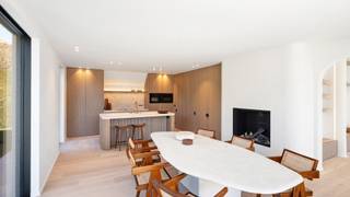 In een rustige en residentiële woonwijk, op het adres Hortensialaan 62, staat deze majestueuze, volledig gerenoveerde villa, die uitnodigt tot...