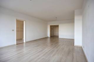 <p><span>Dit </span><span>ruime</span><span> en </span><span>instapklare appartement</span><span> is gelegen midden in het </span><span>centrum van Wilrijk aan het Sporthalplein</span><span> vlakbij De Bist</span><span>.</span><span> Alles is dan ook op </span><span>wandelafstand </span><span>te bereiken. Alle winkels, supermarkten, horeca en zelfs het openbaar vervoer bevinden zich in de onmiddellijke omgeving. Ook invalswegen (A12, E19 en E40) liggen in de directe nabijheid.</span></p><p><span> </span></p><p><span>Het appartement heeft een </span><span>oppervlakte van 92m²</span><span>, </span><span>2 ruime slaapkamers</span><span> en twee </span><span>zonnige terrassen </span><span>met een uniek uitzicht over Wilrijk!</span></p><p><span> </span></p><p><span>Indeling</span></p><p><span>- gelegen op de 4de verdieping</span></p><p><span>- inkomhal met bergkast en vestiaire</span></p><p><span>- apart toilet</span></p><p><span>- woonkamer en eetkamer </span></p><p><span>- terras 1 (8m²) met panoramisch uitzicht</span></p><p><span>- geïnstalleerde keuken</span></p><p><span>- slaapkamer 1 (14m²)</span></p><p><span>- slaapkamer 2 (14m²)</span></p><p><span>- terras 2 (8m²)</span></p><p><span>- badkamer met douche, lavabo en toilet</span></p><p><span>- privatieve kelder</span></p><p><span> </span></p><p><span>Algemeen gebouw</span></p><p><span>- lift aanwezig</span></p><p><span>- fietsenstalling</span></p><p><span>- afvalberging</span></p><p><span>- maandelijkse provisie 244 euro (incl. water, verwarming, onderhoud gemene delen) + 19 euro reservefonds</span></p><p><span> </span></p><p><span>Bijzonderheden</span></p><p><span>- centrale locatie op De Bist</span></p><p><span>- ramen PVC dubbele beglazing (2015) met zonneluifel</span></p><p><span>- zonnige terrassen<br />- panoramisch uitzicht</span></p><p><span>- oppervlakte cfr. EPC</span></p><p><span> </span></p><p><span>Ben jij geïnteresseerd in dit appartement te koop in het centrum van Wilrijk, ben je op zoek naar ander vastgoed of wens je de waarde van jouw eigendom te kennen? Dan ben je bij BOLT immo aan het juiste adres! Wij helpen jou graag verder.</span><span> </span></p><p><span> </span></p>