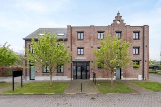 VERKOOP ONDER REGISTRATIERECHTENVandaag nemen we je mee naar deze luxueuze loft gelegen op het gelijkvloers van Residentie Graanmolens te Oppuurs. De...