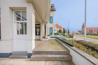 Gelegen langs de Elizabetlaan in het gegeerde Duinbergen bevindt zich villa “Le Hanneton”, een statige halfopen koppelvilla waar karakter en hedendaags comfort mooi samenkomen. Deze recent volledig gerenoveerde woning biedt een bewoonbare oppervlakte van ca. 356 m² op een perceel van 350 m² en beschikt over acht volwaardige slaapkamers en zes bad- en douchekamers. Dankzij deze indeling leent de woning zich zowel als ruime gezinswoning of tweede verblijf aan zee.<br />De leefruimtes zijn aangenaam en lichtrijk, met grote raampartijen die zorgen voor een open gevoel. De open keuken sluit mooi aan op de woonkamer met open haard, een gezellige plek om samen te komen. Alle ruimtes werden praktisch en doordacht ingericht, met aandacht voor comfort.<br />Ook buiten is het aangenaam vertoeven, met een privatief terras waar u in alle rust kan genieten.<br />Een ruime, instapklare villa op wandelafstand van het strand, ideaal voor wie op zoek is naar een comfortabele woning aan zee met veel mogelijkheden.