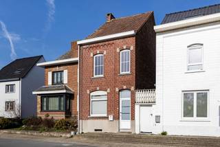 Deze woning is ideaal gelegen vlakbij het station van Geraardsbergen en op de rand van het centrum. Dankzij deze centrale ligging bevinden supermarkten, scholen en andere voorzieningen zich op wandel- en fietsafstand. Een uitstekende locatie voor wie comfortabel en centraal wil wonen.<br /><br />De woning biedt tal van mogelijkheden om ze volledig naar eigen smaak in te richten. Positief is dat de woning vrij is van asbest, reeds voorzien is van PVC-ramen met hoogrendement dubbel glas en dat er dakisolatie aanwezig is.<br /><br />Bij het binnenkomen komt u in de inkomhal, die toegang geeft tot een bureauruimte en de trap naar de kelder. Verder bevindt zich de leefruimte, die in open verbinding staat met de keuken, wat zorgt voor een aangenaam en ruim gevoel.<br /><br />Op het gelijkvloers vindt u daarnaast nog een bergruimte, een apart toilet en een inpandige veranda die uitkijkt op de tuin.<br /><br />Buiten beschikt de woning over een gezellige stadstuin met terras.<br /><br />Op de eerste verdieping bevindt zich één slaapkamer en een badkamer. Naast de badkamer is er de mogelijkheid om een extra slaapkamer te creëren.<br /><br />Via een vaste trap bereikt u de zolderverdieping, waar nog twee bijkomende kamers kunnen worden ingericht.<br /><br />Kortom, een woning met veel potentieel op een topligging.<br /><br />Interesse? Een bezoek? Bel Jordi 0477/32.61.53