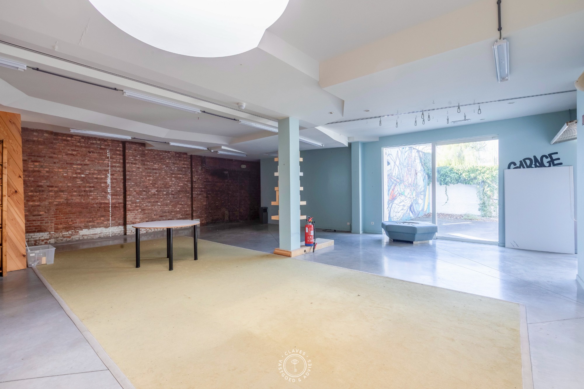 Handelspand met buitenruimte, een uitstekende visibiliteit en centraal gelegen in de Stationsstraat. - foto 4