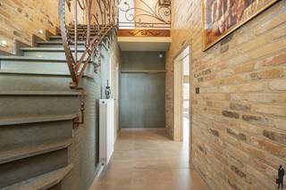 <p>Instapklare en energiezuinige gezinswoning met 3 ruime slaapkamers en prachtige afwerking</p>
<p>Deze riante, verzorgde en kwalitatief afgewerkte woning uit 2008 combineert ruimte, comfort en energiezuinigheid. Met een lichtrijke leefruimte, moderne open keuken en drie volwaardige slaapkamers vormt dit een ideale thuisbasis voor wie op zoek is naar rust en hedendaags wooncomfort.</p>
<p><strong>De gelijkvloerse verdieping:<br /></strong>- Inkomhal met gastentoilet<br />- Ruime en lichtrijke leefruimte met gezellige gashaard<br />- Open, volledig uitgeruste keuken met granieten werkblad, inductie kookplaat, vaatwasser,... <br />- Aparte wasplaats/berging</p>
<p><strong>De eerste verdieping:<br /></strong>- Nachthal<br />- Drie zeer ruime slaapkamers<br />- Dressing<br />- Royale badkamer met bubbelbad, dubbele wastafel, inloopdouche en toilet<br /><strong></strong>- Praktische zolderruimte met extra opbergmogelijkheden</p>
<p><strong>De tuin:<br /></strong>- Aangename buitenruimte met veel potentieel<br />- Tuinhuis <br />- Oprit in kassei met plaats voor maar liefst 5 wagens</p>
<p><strong>Algemeen:<br /></strong>- Bouwjaar 2008<br />- Energiezuinige woning (EPC B)<br />- Elektriciteit conform<br />- Verwarming op propaangas<br />- Aluminium schrijnwerk<br />- Volhouten deuren<br />- Regenwaterput van 7.500 liter<br /><br />Een stijlvolle en luxueuze woning waar ruimte, kwaliteit en comfort centraal staan. Ideaal voor wie zonder zorgen wil verhuizen en meteen wil genieten van een warme thuis.</p>