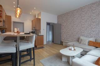 <p>Op een gunstige locatie in Sint-Agatha-Berchem bevindt zich dit gebouw met twee afzonderlijke woongelegenheden. Het gelijkvloers omvat een appartement met één slaapkamer en terras. Op de eerste en tweede verdieping bevindt zich een ruime duplex met drie slaapkamers.</p><p> </p><p>Via de inkom komt u in het gelijkvloers appartement, dat bestaat uit een leefruimte met open, ingerichte keuken. Aansluitend bevindt zich de badkamer, gevolgd door de slaapkamer. Vanuit de leefruimte is er toegang tot het terras, dat aansluit op de woonruimte en zorgt voor een aangename buitenruimte.</p><p> </p><p>De duplex is verdeeld over de eerste en tweede verdieping. Via de inkomhal komt u in de leefruimte met open, ingerichte keuken. De leefruimte biedt plaats voor een zithoek en eethoek en vormt samen met de keuken de centrale leefruimte van de duplex. Op deze verdieping bevindt zich eveneens de badkamer, uitgerust met een dubbele wastafel en douche. Er is hier ook een aansluiting voor een wasmachine voorzien.</p><p> </p><p>De tweede verdieping omvat drie ruime slaapkamers. Dankzij de indeling over twee verdiepingen is er een duidelijke scheiding tussen de leefruimtes en het slaapgedeelte.</p><p> </p><p>De duplex is momenteel verhuurd en beschikt hierdoor over een bestaande huuropbrengst. De twee afzonderlijke woongelegenheden bieden verschillende mogelijkheden, zoals een combinatie van eigen bewoning en verhuur of het aanhouden van beide entiteiten als investering.</p><p> </p><p><strong>EPC gelijkvloers: 617 kWh/m²/jaar – label G</strong><br /><strong>EPC duplex: 304 kWh/m²/jaar – label F</strong></p>