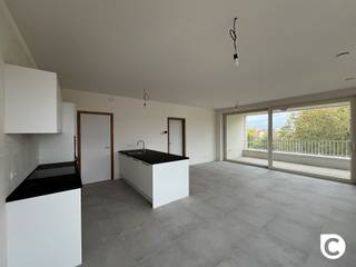 <p><span>Ruim 2-slaapkamerappartement in nieuwbouwcomplex</span></p><p><span>Ontdek dit moderne 2 -slaapkamerappartement in het nieuwbouwcomplex Stadsterras.</span></p><p><span>Gelegen in het centrum van Mortsel met winkels, horecagelegenheden en openbaar vervoer op wandelafstand bereikbaar.</span></p><p><span> </span></p><p><span>Leefruimte en keuken</span></p><p><span>De lichtrijke leefriumte en keuken bevinden zich in dezelfde ruimte waardoor u ook vanuit de keuken kan genieten van het uitzicht dat te zien is door het grote schuifraam.</span></p><p><span>Achter het schuifraam bevind zich een groot terras waar u na een drukke dag rustig kan ontspannen.<br />De keuken is uitgerust met een inductie kookplaat, een microgolfoven en oven.</span></p><p><span> </span></p><p><span>Slaapkamers en badkamer</span></p><p><span>De twee slaapkamers, waarvan één grote en één kleinere, beschikken over genoeg ruimte om deze in te richten naar eigen wensen.<br />De badkamer beschikt over een ligbad en 2 lavabo's wat basiscomfort biedt voor uw dagelijkse routine.</span></p>