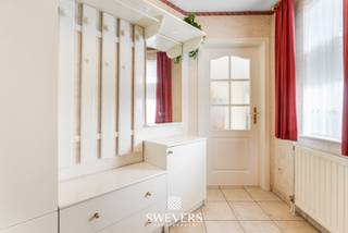 Voor meer info en foto’s, surf naar www.swevers.be – Dit appartement op de tweede verdieping van een verzorgd gebouw uit 1997 ligt in het centrum...