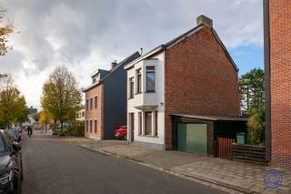 Informatie woningDeze prachtige te renoveren woning uit de twintigste eeuw met een grote tuin is gelegen op wandelafstand van het commercieel centrum...