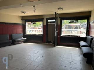 Dit ruim pand beschikt naast de gelagzaal over een inpandige garage met doorrit naar de binnenkoer. De achterbouw herbergt nog tal van bergingen alsook een zaaltje. Indeling 1<sup>e</sup> verdiep : leefruimte met keuken, twee slaapkamers en badkamer met douche, toilet en ligbad. Op zolder is een berging waar nog een derde kamer kan worden van gemaakt. Troeven : gunstige EPC score, parking voor de deur. Voor meer inlichtingen of een bezoek, contacteer Veronique 0483/676579