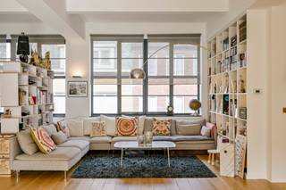<p><b>BERCHEM-SINT-AGATHA </b>– Vlak bij het Hoogveld en de Ring – Deze prachtige karaktervolle loft van ±190 m² woonoppervlakte, gelegen in de voormalige industriële ijzerfabriek Roussel &amp; Servais uit de jaren 1910, valt op door zijn authenticiteit, zijn uitzonderlijke ruimtes en zijn elegante, eigentijdse renovatie.</p>
<p>Dit unieke pand, een waar getuige van het Brusselse industriële erfgoed, combineert op prachtige wijze de charme van de oorspronkelijke industriële architectuur met zorgvuldig geselecteerde hoogwaardige afwerkingen: zichtbare bakstenen, prachtige metalen structuren, massief eiken parket, schitterende messing schakelaars en alomtegenwoordig licht dankzij de grote atelierachtige raampartijen.</p>
<p>De loft opent zich naar een opmerkelijke privé-trappenhal die leidt naar een spectaculaire, met licht doordrenkte leefruimte van ±90 m², bestaande uit een ruime woonkamer en een weelderige, volledig uitgeruste keuken met kookeiland. Het geheel straalt een warme en uitgesproken architecturale sfeer uit.</p>
<p>Het slaapgedeelte bestaat uit een prachtige hoofdslaapkamer van ±28 m² met eigen doucheruimte, een tweede slaapkamer van ±12,5 m², een elegante badkamer en een wasruimte.</p>
<p>Buiten vormt een prachtig terras op het zuiden een harmonieuze verlenging van de leefruimtes en biedt het een ware oase van rust in een stedelijke omgeving. EPB: D-, 210 kWh/(m²/jaar).</p>
<p>Een zeldzaam en uniek pand, bestemd voor liefhebbers van architectuur, atypische volumes en plaatsen met een rijke geschiedenis.</p>
<p>UNIEK PAND, ZEKER EEN BEZOEK WAARD!</p>
<p><u>Op de 1e verdieping:</u></p>
<ul>
<li>Entreehal</li>
<li>Woonkamer van ± 90 m² - Massief parket</li>
<li>Supervolledig uitgeruste open keuken</li>
<li>Terras van ± 40 m² op het zuiden</li>
<li>Badkamer (bad, wastafel)</li>
<li>Aparte wc</li>
<li>Slaapkamer 1 van ± 28 m² met eigen doucheruimte en inbouwkast - Massief parket</li>
<li>Slaapkamer 2 van ± 12,5 m² - Massief parket</li>
<li>Wasruimte met verwarmingsketel uit 2025</li>
</ul>
<p>Kelder nr. 2</p>
<p>Raming servicekosten: 275 €/maand (gemeenschappelijke kosten)</p>
<p>EPB: D-, 210 kWh/(m²/jaar)</p>