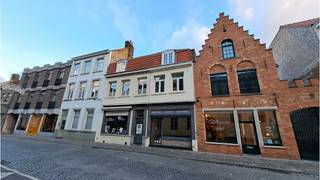 <strong>BRUGGE - te koop - Handelspand met woongelegenheid</strong> op een commerciele ligging in de <strong>Ezelstraat</strong>, een drukke invalsweg in het <strong>centrum van Brugg</strong>e, op 500 meter van de Markt. Uitstekend gelegen nabij de ring, openbaar vervoer (bushalte), Snuffel hostel en op wandelafstand van parking de Biekorf. <br />+ Thans verhuurd, dus ideaal als VASTGOEDINVESTERING!<br />+ Uitstekende mobiscore 9,4 op 10!<br />+ Conformiteitsattest stad Brugge aanwezig! <br /><br />Omvat 2 handelsruimtes, berging met voorziening keuken, afzonderlijk toilet, mezzaninezolder, ingerichte keuken, inloopdouche, leefruimte en 2 slaapkamers.<br />Dit pand is mogelijks onderhevig aan de renovatieplicht van niet-residentieel vastgoed, opgelegd door de Vlaamse overheid. Gvg,Wche,Gmo,Gvkr,Gvv<br />P-score=B G-score=B<br />#vastgoedinvestering #slimondernemen #brugge #bizbrugge<br /><br />Bruikbare vloeroppervlakte 146 m²<br />Totale grondoppervlakte 86 m²