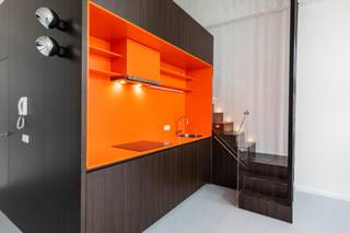 Deze volledig vernieuwde cityloft geniet van een ongeziene plafondhoogte van 4,5 m die via een duurzaam conceptmeubel toestaat het slaapgedeelte in...