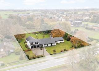 [[ DIT PAND NEEMT DEEL AAN DE ERA OPEN HUIZEN DAG OP 13/6 VAN 17:30 TOT 18:30 ]]
<p>In het groene en rustige Assenede bevindt zich deze unieke, tijdloze villa op een indrukwekkend domein van maar liefst 3.966 m². Omgeven door een oase van groen en een prachtig aangelegde tuin, biedt deze eigendom een zeldzame combinatie van ruimte, privacy en luxe. Met een bewoonbare oppervlakte van ca. 300 m² staat deze villa garant voor royaal wonen. De woning werd stevig gebouwd en doorheen de jaren met de grootste zorg onderhouden, wat resulteert in een hoge graad van afwerking en duurzaamheid.</p>

<p> </p>

<p>De woning beschikt over een praktische bureauruimte, 3 slaapkamers, waarvan 2 zich op het gelijkvloers — ideaal voor gezinnen, thuiswerk, praktijk of polyvalent gebruik.</p>

<p>De leefruimtes zijn ruim en lichtrijk en bieden tal van mogelijkheden om ze naar eigen wens in te richten, met aandacht voor comfort en elegantie.</p>

<p> </p>

<p><strong>Wellness &amp;amp; ontspanning</strong></p>

<p>Een absolute blikvanger is het binnenzwembad met aangrenzend loungegedeelte. Hier geniet u het hele jaar door van ontspanning en luxe in uw eigen woning — een unieke troef die deze villa naar een hoger niveau tilt.</p>

<p> </p>

<p><strong>Troeven</strong></p>

<ul><li><strong>Exclusieve, tijdloze villa</strong></li><li><strong>Ontwerp van architect MASSON</strong></li><li><strong>Domein van 3.966 m²</strong></li><li><strong>Ca. 300 m² bewoonbare oppervlakte</strong></li><li><strong>Volledig onderkelderd (kruipkelder)</strong></li><li><strong>5 slaapkamers (3 op het gelijkvloers – ideaal als bureau)</strong></li><li><strong>Binnenzwembad met loungegedeelte</strong></li><li><strong>Prachtig aangelegde tuin met maximale privacy</strong></li></ul>