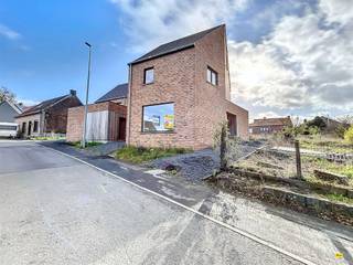 <p><span>Instapklare woning met 149.41m² bewoonbaar oppervlakte- rustig gelegen en zeer energiezuinig!</span></p><p><span> </span></p><p><span>Indeling gelijkvloers: </span></p><p><span>inkomhal met gastentoilet, berging (10.24m2), leefruimte met open keuken- volledig ingericht met inbouwtoestellen (37.03m2) die uitkijkt op de tuin.</span></p><p><span> </span></p><p><span>Eerste verdieping:</span><span> </span></p><p><span>twee volwaardige slaapkamers (beide 12.48m²), doorloop- dressing, nachthal, moderne badkamer met douche, dubbele lavabo en toilet (7.1m2)</span></p><p><span> </span></p><p><span>Tweede verdieping:</span></p><p><span>zolder (33.80m2) met vaste trap - mogelijkheid om extra kamer en zolderruimte te creëren.</span></p><p><span> </span></p><p><span>Buitenruimte:</span></p><p><span>De woning beschikt over een staanplaats vooraan en zuidgerichte tuin met terras!</span></p><p><span> </span></p><p><span>Troeven van deze woning:</span></p><p><span>-</span><span>Mogelijk aankoop aan 6%BTW</span></p><p><span>-zonnepanelen met opbrengst tot 4000kwh/jaar</span></p><p><span>-warmtepomp en vloerverwarming op gelijkvloers en 1ste verdieping</span></p><p><span>-regenput (5200L)</span></p><p><span>-rustige ligging in een aangename omgeving.</span></p><p><span> </span></p><p><span> </span></p><p><span> </span></p><p><span> </span></p><p><span> </span></p><p><span> </span></p>