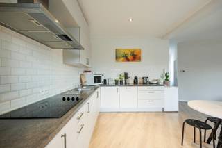 Op een toplocatie in Edegem, recht tegenover Fort V en verschillende toegangswegen, vinden we dit volledig instapklaar appartement. Het is gelegen...