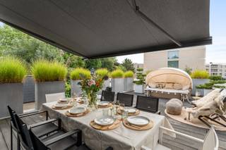 Gelegen met zicht op het water aan de stadsvesten van Lier, bevindt zich deze degelijke en hedendaags gerenoveerde woning door <br />DVO Projects.<br />Rust, veel privacy en comfort op een toch goed bereikbare locatie zijn slechts enkele troeven van de woning.<br /><br /><span><strong>Indeling</strong></span>: <br /><br /><span><strong>Gelijkvloers</strong></span>:<br />inkomhal - gastentoilet - berging/wasplaats/techn. ruimte - ingem. schoenenberging - toegang tot de kelder. <br /><br /><span><strong>Verdieping 1: </strong></span><br />leefruimte op parket met vooraan een salon/zithoek met O.H.(allesbrander met recup.warmte) en home cinema, de eetkamer en aansluitend een ingerichte leefkeuken voorzien van alle hedendaags comfort.<br />De keuken is uitgerust met een werkeiland met ontbijttoog in natuursteen voorzien van een grote spoelbak, inductievuur, dampkap, Am. koelkast, microgolfoven, oven met stoomfunctie, bordenwarmer, vaatwasm. en veel ladekasten. Via een grote schuifraam met autom. rolluik is er toegang tot het riante ZW georiënteerd terras. Het terras is voorzien van een aut. zonnescherm verlichting en verwarming. Design plantenbakken met beregeningssysteem maken het terras compleet.<br /><br /><span><strong>Verdieping 2: </strong></span><br />de hoofdslaapkamer bestaat uit 2 kamers met enerzijds het slaapgedeelte met O.H. en anderzijds een ingerichte dressing. Hier kunnen eenvoudig 2 aparte slaapkamers gecreëerd worden. Badkamer met ligbad, douche, dubb. lavabo en toilet. <br />Op deze verdieping is er eveneens een ruim en zuidwest georiënteerd terras. <br />Overal zijn er verduisteringsgordijnen aanwezig.<br /><br /><span><strong>Verdieping 3: </strong></span><br />polyvalente ruimte met ingemaakte kastenwand, momenteel ingericht als bureel/logeerkamer.<br /><br />Via de autom. poort is er toegang tot de open overdekte parkeerplaats en fietsenstalling, apart te koop aan 28.000 euro.<br />Mogelijkheid tot aankoop van garageboxen vanaf 35.000 euro.<br />Verzwaarde elektr. voor laadpaal.<br /><br /><span><strong>Investeringsopportuniteit</strong></span>: achterliggende boxen en magazijn met automatische poorten te koop.<br />Alles vergund en verhuurd. <br /><br /><span><strong>Bijzonderheden</strong></span>: regenwaterput 10.000 l.-15 zonnepanelen + thuisbatterij, airco (warmen en koelen: op warmtepomp), shutters, ingebouwd muzieksysteem, rookdetectoren, EPC 145 kWh/m² - B - UC 0003203722 - Wg-Gvv-Vg-Gvkr-Gmo-Gworg