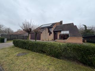 In de rustige en gegeerde dreef te Deinze bevindt zich deze degelijk gebouwde, vrijstaande villa met ruime oprit, dubbele inpandige garage en...