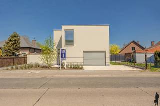 Deze hedendaagse nieuwbouwwoning combineert <strong>moderne architectuur </strong>met een praktische en doordachte indeling. Dankzij de grote raampartijen en de open leefruimtes geniet de woning van veel natuurlijke lichtinval en een aangenaam ruimtegevoel. De woning werd ontworpen met oog voor comfort, <strong>energiezuinigheid</strong> en <strong>kwalitatieve materialen</strong>, waardoor ze perfect aansluit bij hedendaags wooncomfort.<br /><br />
<p><strong>Gelijkvloers<br /></strong>- Indrukwekkende inkomhal met dubbele <strong>hoogte van ca. 5,7 m</strong> en grote raampartij<br />- Massieve eiken trap <br />- Sas met <strong>gastentoilet</strong> en technische ruimte/berging<br />- Toegang tot de geïntegreerde<strong> garage</strong><br />- Lichtrijke woonkamer van ca. 30 m² met veel raampartijen <br />- Schuifraam met toegang tot het achterliggende terras<br />- Patio aan de zijkant waar genoten kan worden van de avondzon<br />- Open keuken met eetplaats van ca. 24 m² en eveneens een schuifraam naar het terras<br />- Plafondhoogte van ca. 2,8 m op het volledige gelijkvloers, met ramen uitgewerkt tot dezelfde hoogte voor extra ruimte- en lichtgevoel</p>
<p><strong>1e verdieping<br /></strong>- Nachthal <br />- 3 ruime slaapkamers (24, 20 en 18 m²) <br />- Masterbedroom met eigen inloopdouche <br />- Centrale badkamer afgewerkt met <strong>natuursteen,</strong> voorzien van inloopdouche, vrijstaand bad en dubbele lavabo<br />- Apart toilet</p>
<p><strong>Tuin en buitenruimte</strong></p>
<p>- Terras aansluitend aan de leefruimte en keuken<br />- Ommuurde patio tuin die zorgt voor extra privacy <br /><br /><b>Troeven<br /></b>- <strong>Kwalitatieve </strong>materialen: aluminium buitenschrijnwerk, natuursteen en massieve eik<br />- Vloerverwarming in combinatie met <strong>warmtepomp</strong><br />- Zonnepanelen <br />- Terrassen, tuinafsluiting en grondwerken reeds uitgevoerd<br />- Zeer energiezuinige woning<br />- <strong>Mogelijkheid tot aankoop aan 6% btw </strong><br />- Keuken nog vrij te kiezen en te plaatsen naar eigen smaak<br /><br />Een stijlvolle en energiezuinige nieuwbouwwoning waar ruimte, licht en comfort centraal staan. Contacteer ons voor meer informatie of een bezichtiging.</p>