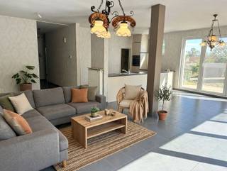 <p>Instapklaar 2-slaapkamer appartement TE HUUR in de nabijheid van centrum Gavere.</p><p>Het appartement bestaat uit een inkomhal, grote living met open keuken met een aansluitende berging, 2 slaapkamers en een badkamer.<br />( Om u een goed beeld te geven van de ruimte en de indelingsmogelijkheden, zijn de foto’s van deze woonst voorzien van virtuele meubels.)<br />Er hoort een parkingplaats bij het appartement.</p><p>Het appartement voorziet een groot terras en een tuintje.</p><p>Het appartement is onmiddellijk beschikbaar.<br />Gemeenschappelijke lasten : €70/mnd</p><p>Nieuwsgierig?<br />Vraag uw bezoek aan via onze site immodhondt.be </p>