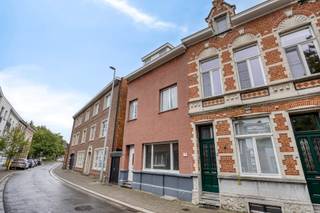 Deze verrassend ruime woning is centraal gelegen in het centrum van Herentals, op wandelafstand van alle faciliteiten (station, scholen, winkels, de Markt, horeca, ...). Via de Ring geniet je een vlotte verbinding naar de omliggende gemeentes en de E313 en E34 snelwegen.<br /><br />De woning is aan een algemene renovatie toe, maar biedt heel veel mogelijkheden voor bvb. grote gezinnen of zelfstandigen (in bijberoep) die wonen en werken willen combineren.<br /><br />Je betreed de woning via een inkomhal. Vooraan is er een woonkamer, opgedeeld in een eethoek en een zithoek. Deze ruimte kan afgezonderd worden voor het uitoefenen van een zelfstandige activiteit. Aansluitend is er immers een extra leefruimte met aansluitende keuken. Deze extra leefruimte is tevens bereikbaar via een 2de overdekte toegang naast de woning. De totale oppervlakte van de leefruimte bedraagt +/- 75 m² en kan uiteraard ook bvb. ingedeeld worden als ruime leefkeuken, TV hoek en zithoek/speelhoek/bureau/... .<br /><br />Verder is er op het gelijkvloers een wasplaats met toilet en een badkamer.<br /><br />Op de 1ste verdieping geeft de nachthal uit op 3 slaapkamers. De 2de verdieping is ingericht met 2 extra slaapkamers en een doorloopkamer (bvb. voor een dressing).<br /><br />Achteraan de woning is er nog een polyvalente en verwarmde ruimte van +/- 21 m² met mogelijkheden.<br /><br />Er is een ruime kelder aanwezig.<br /><br />Buiten is er een ruim overdekt terras en een leuke stadstuin aanwezig.<br /><br />Dit pand is onderworpen aan de renovatieverplichting van de Vlaamse overheid voor residentiële gebouwen (behoudens bij sloop binnen 5 jaar na de aankoop). Consulteer voor meer informatie de website van het Vlaams Energie- en Klimaatagentschap via https://www.vlaanderen.be/een-huis-of-appartement-kopen/renovatieverplichting-voor-residentiele-gebouwen.<br /><br />Mogelijke financiële tegemoetkomingen (indien u aan de voorwaarden voldoet): sloop &amp; heropbouw of renovatie aan 6% BTW, tal van renovatiepremies en de Mijn VerbouwLening (tot € 60.000).